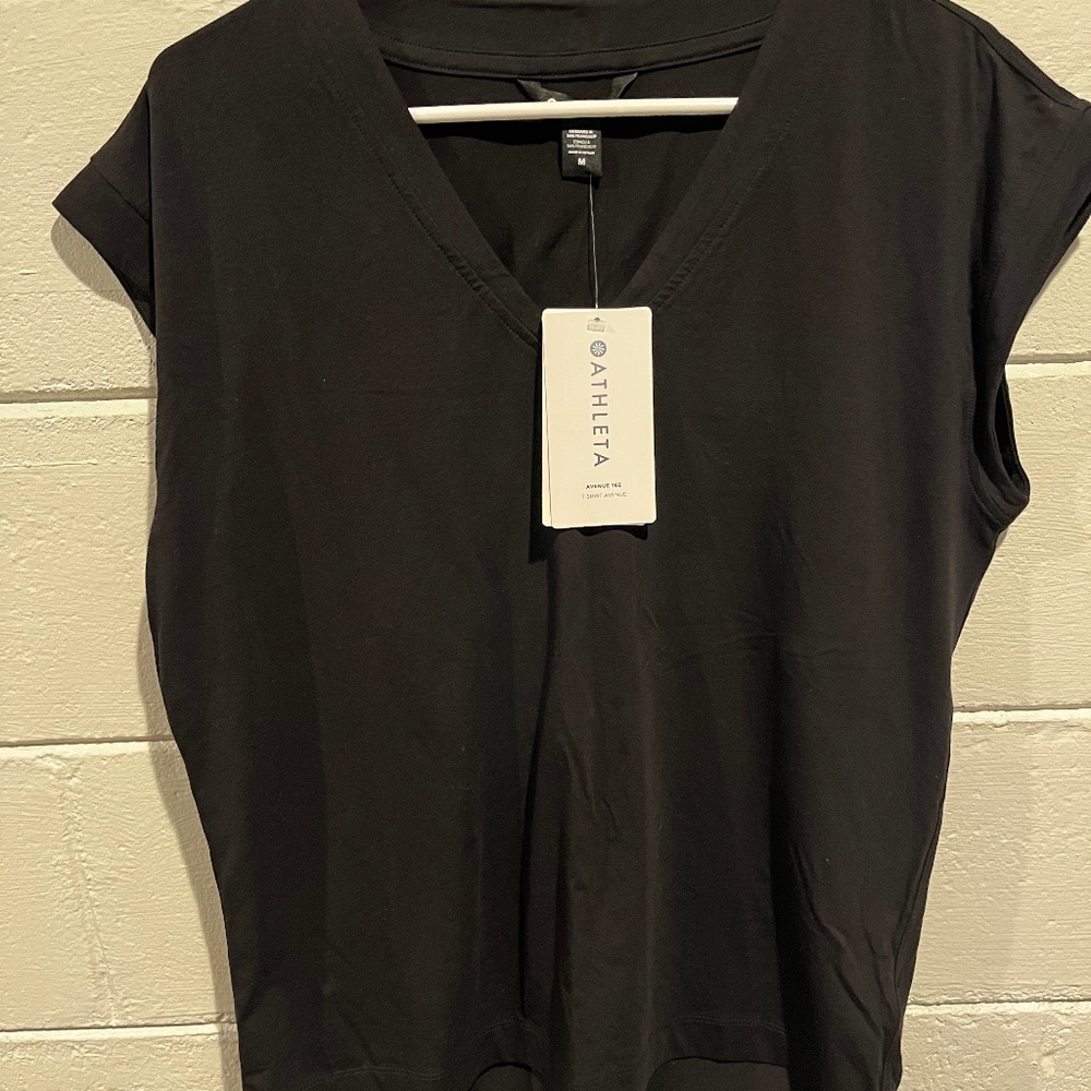 Athlete Essential V-Neck tee